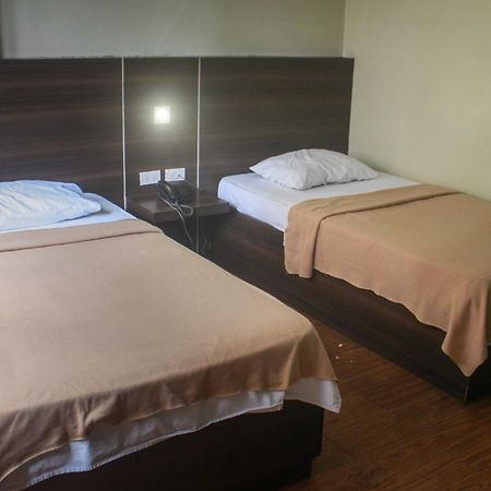 Oyo 1011 First Hotel マニラ市 エクステリア 写真