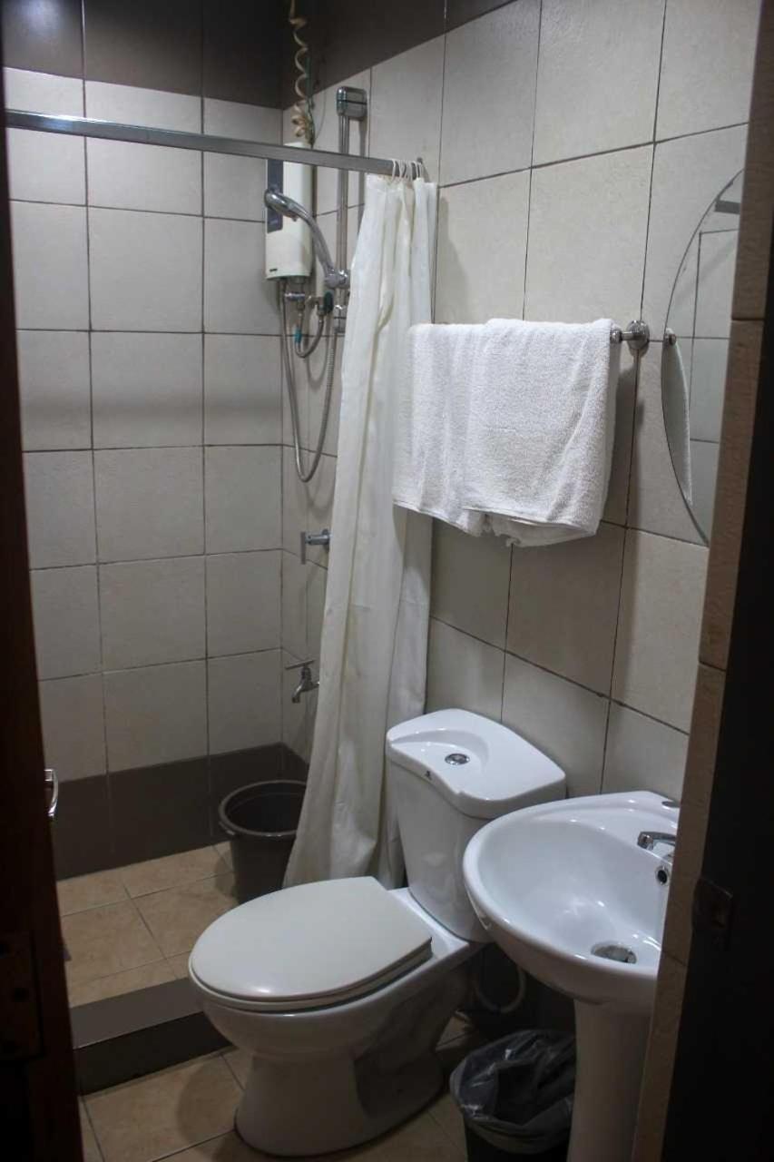 Oyo 1011 First Hotel マニラ市 エクステリア 写真