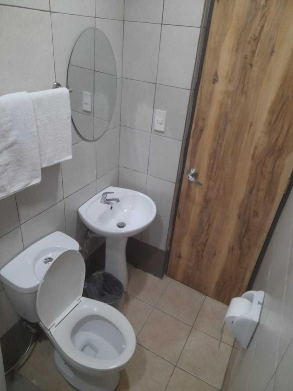Oyo 1011 First Hotel マニラ市 エクステリア 写真
