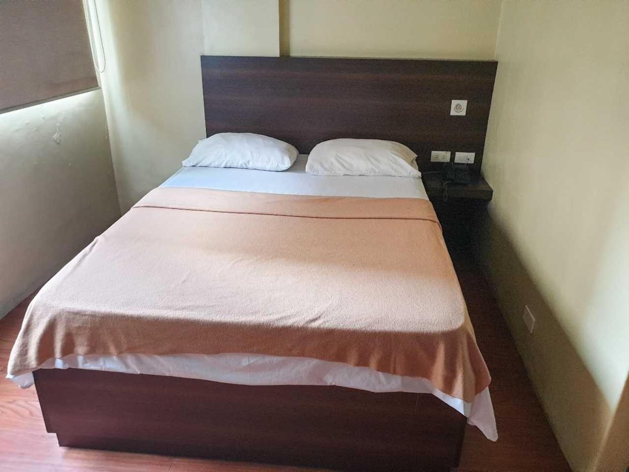 Oyo 1011 First Hotel マニラ市 エクステリア 写真