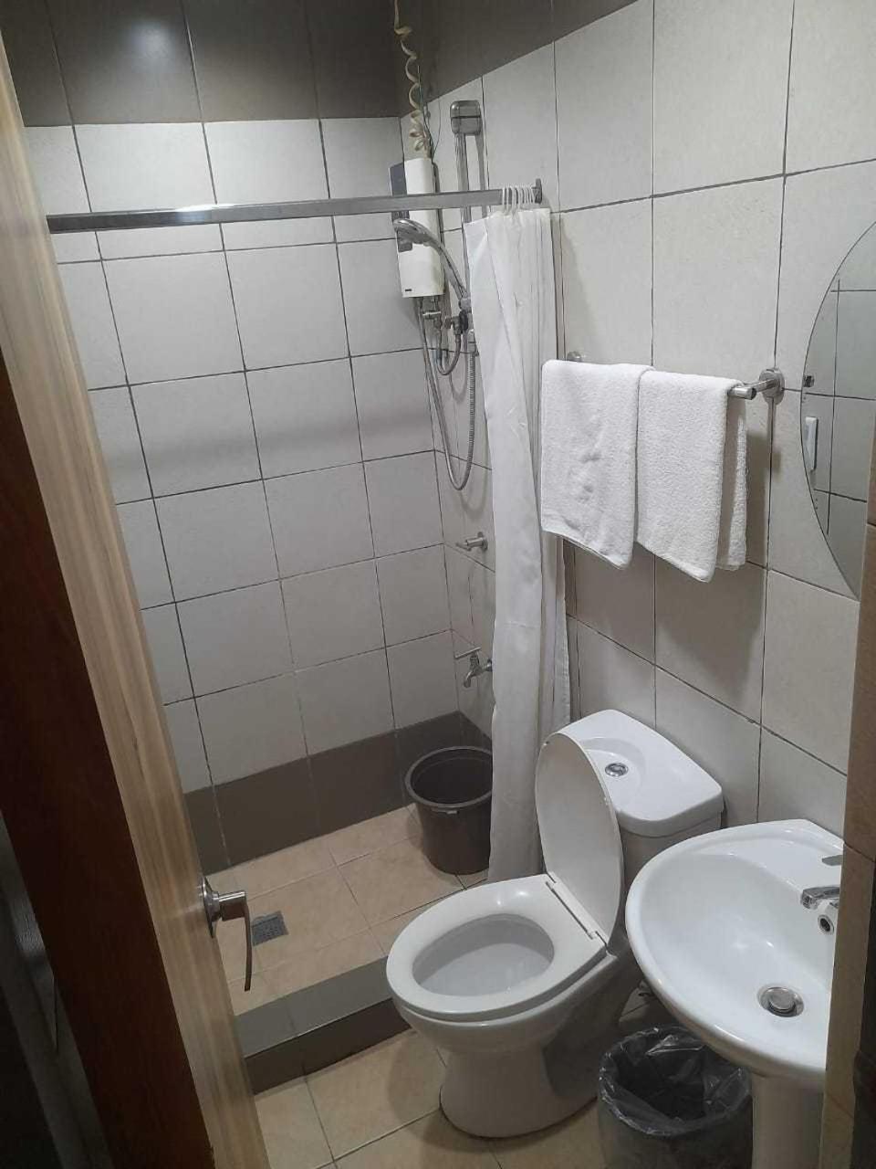 Oyo 1011 First Hotel マニラ市 エクステリア 写真