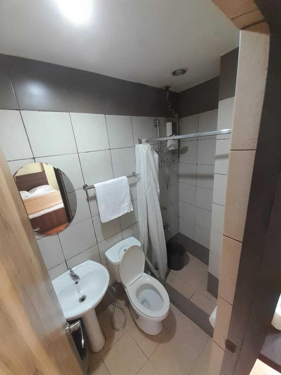 Oyo 1011 First Hotel マニラ市 エクステリア 写真