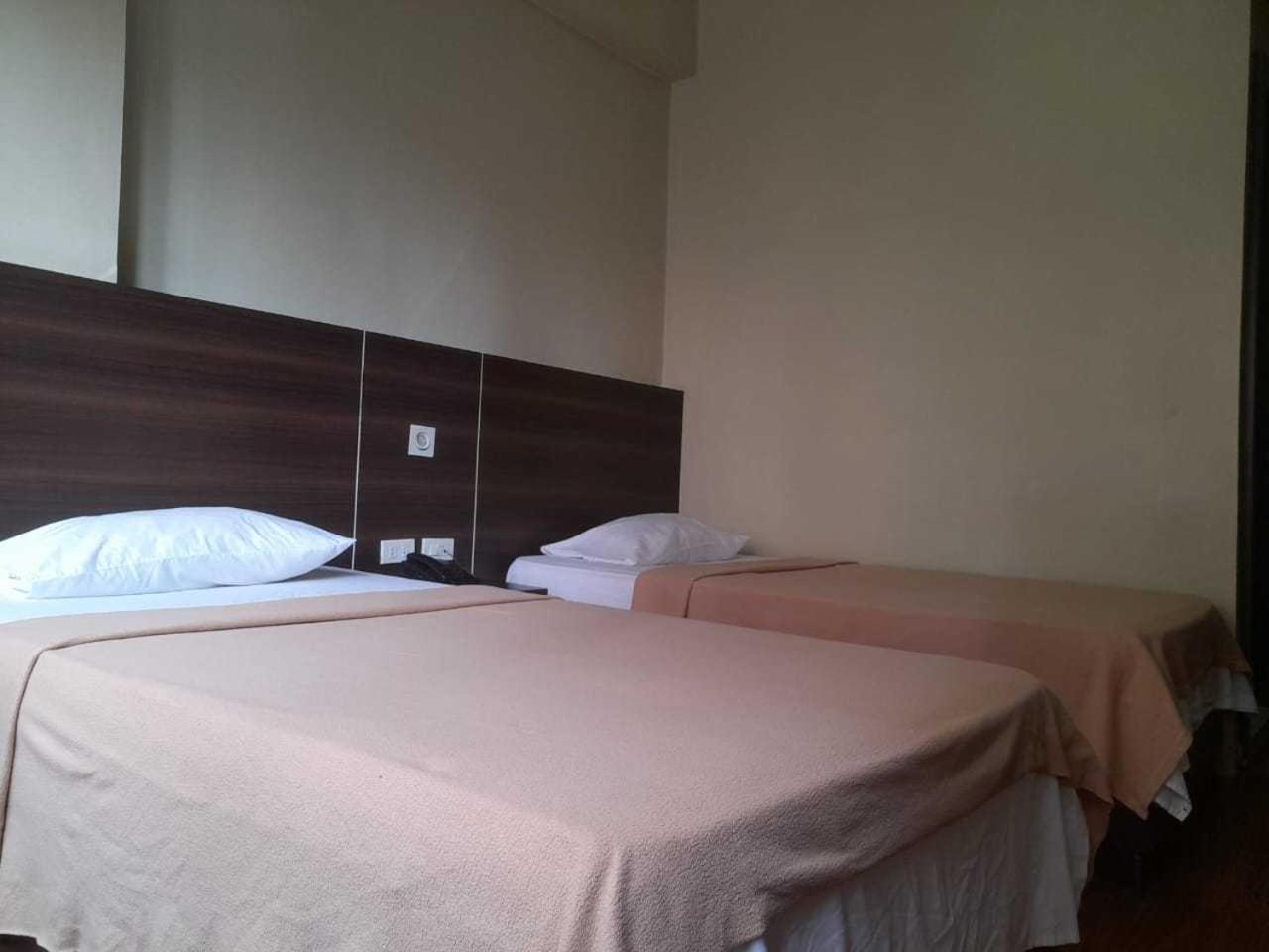 Oyo 1011 First Hotel マニラ市 エクステリア 写真